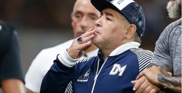 Марадона остава в болница