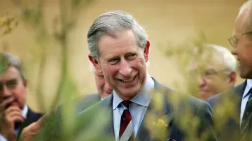 Похвалиха принц Чарлз, че се обличал модерно