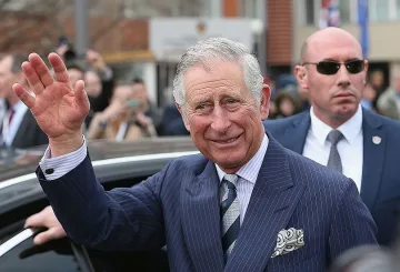 Чарлз: Кърпя дрехи, вместо да хвърлям