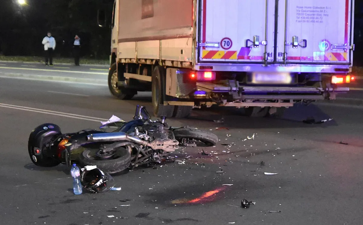 Тежка катастрофа между камион и мотор в София