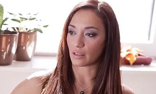 Мария Илиева лепи тапети в "Бригада Нов дом"