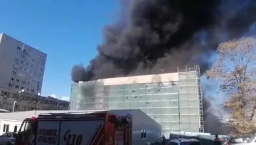 Мощен пожар бушува в Истанбул