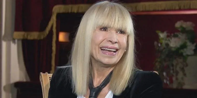 Лили Иванова дари свои книги на библиотека