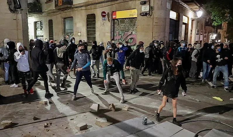 Улични битки в Испания заради COVID-19