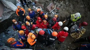 70-годишен оцеля 34 часа сред труса в Измир