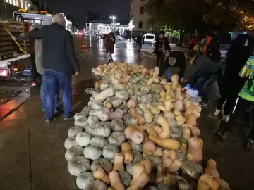 Изсипаха тикви пред Народното събрание