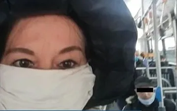 Психар. Мъж без маска наплю жена в автобуса