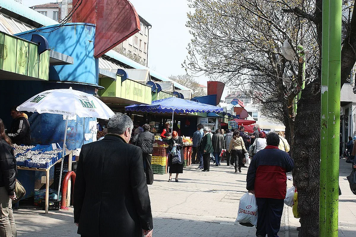 На пазарите с маска и на дистанция