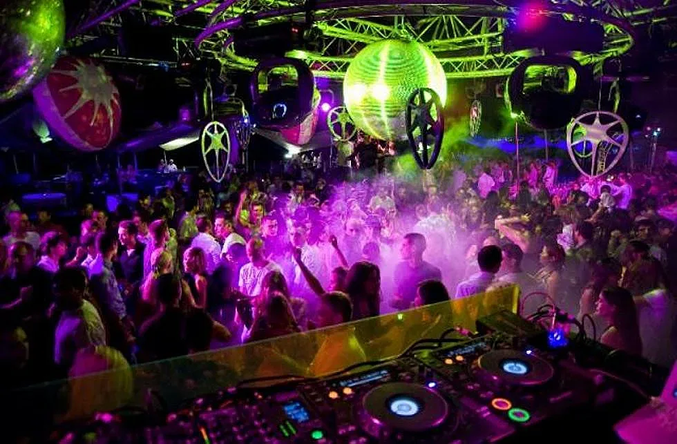 Затвориха баровете в Благоевград, глоби в Пловдив