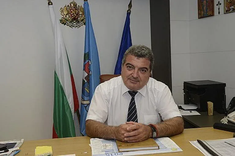 Нови легла в болниците, джипитата със списъци