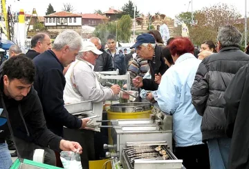 Несебър пълен с туристи като през август
