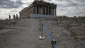 Вечерен час и маски на открито в Гърция