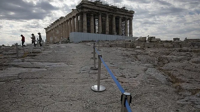 Вечерен час и маски на открито в Гърция