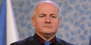 Здравен министър заснет без маска. Искат му оставка