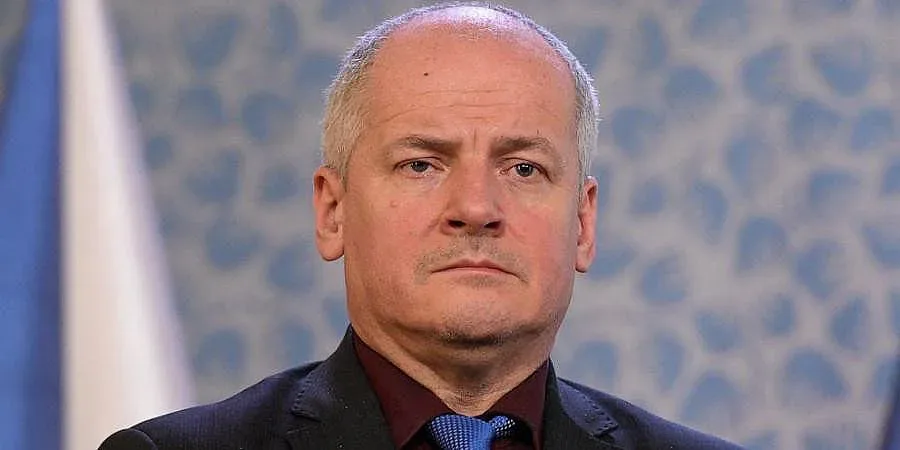 Здравен министър заснет без маска. Искат му оставка