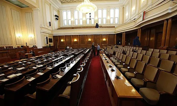 Шестима министри дават обяснения в парламента