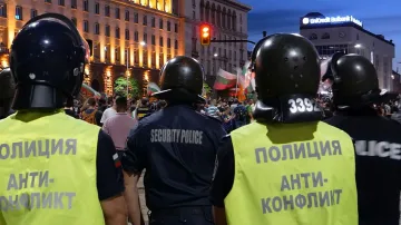 Полицаите чакат преговори с МВР за заплати