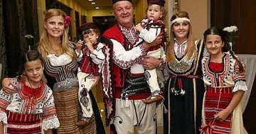 Бояна Шарлопова чака второ внуче