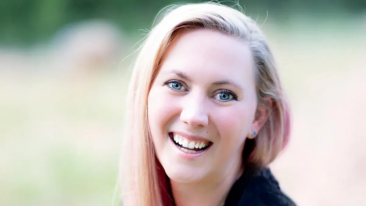 Ребека Ярос - Творецът зад "Емпирий" и "Буря от оникс"