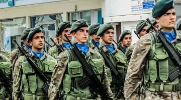 Гърция вдига срока на задължителната военна служба