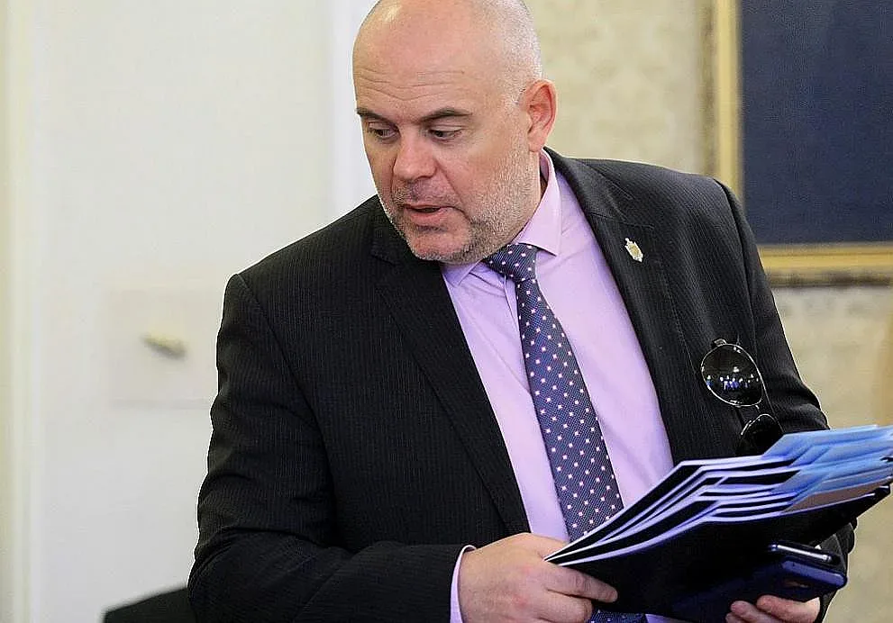 Гешев иска повече права за следователите