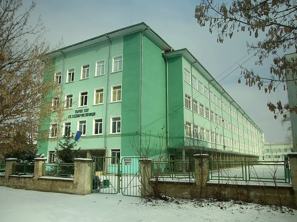Любима учителка почина от К-19, класът й в шок
