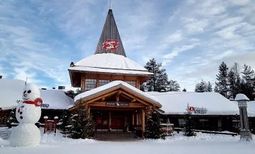 И джуджетата на Дядо Коледа с маски