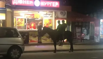 Каубои в София: Двама препускат на кон