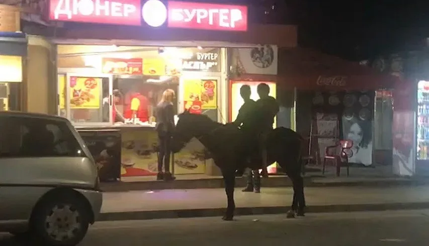Каубои в София: Двама препускат на кон