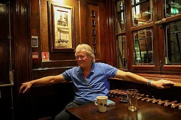 Най-известният барман се озъби на властите