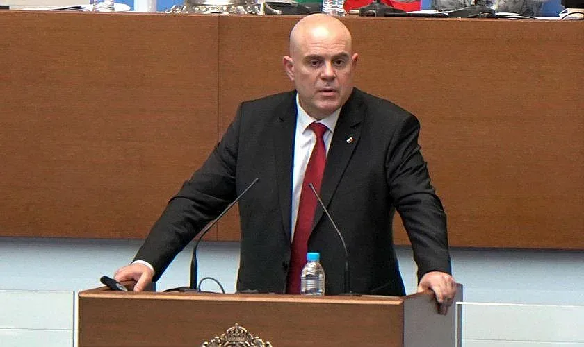 Изслушват Гешев в пленарната зала