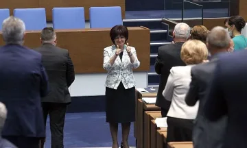 Караянчева остава шеф на парламента
