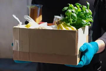 Раздават брашно и ориз на бедни в София