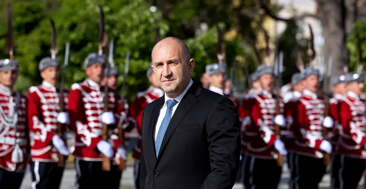 Радев заряза спорещите за еврото политици и заминава за Япония