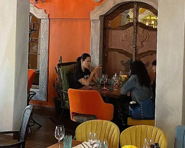 Люлеещ се стол и вкусно латино меню за обяд в София