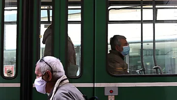 Проверки за маски в метрото, глобяват наред