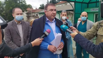Откарват жени от катастрофата със самолет в София