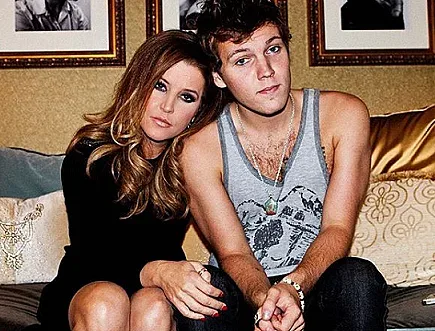 Погребаха внука на Елвис до дядо му