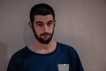 Актьор мята яйца по министър, арестуват го