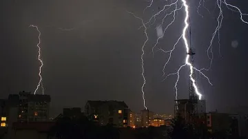 Мощните гръмотевици носят вятър и дъжд