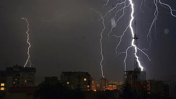 Мощните гръмотевици носят вятър и дъжд