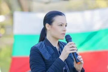 Разголената депутатка: Не ме е срам!