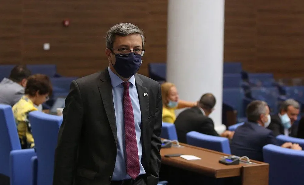 ГЕРБ и БСП се карат в парламента за Иво Христов