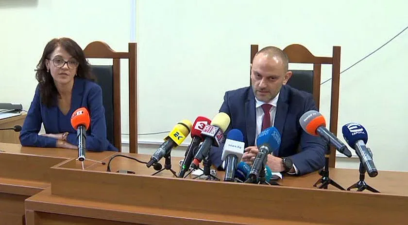 Полицаи и ЧСИ помагали на ромските барони лихвари