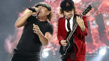 Как Брайън Джонсън от AC/DC спаси слуха си