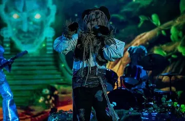 Кой известен пощальон играе Плашилото