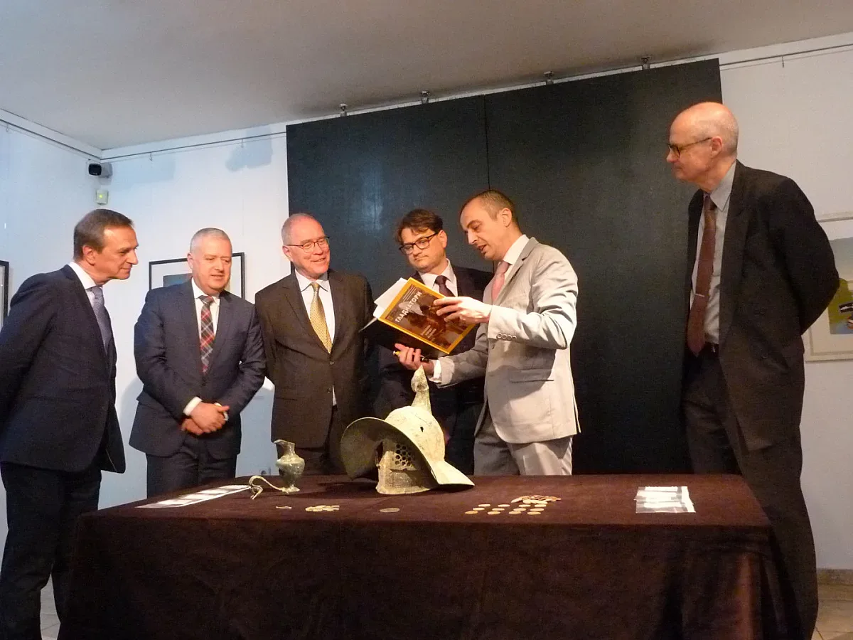 Министър Бачев представи уникален гладиаторски шлем, спасен от трафик