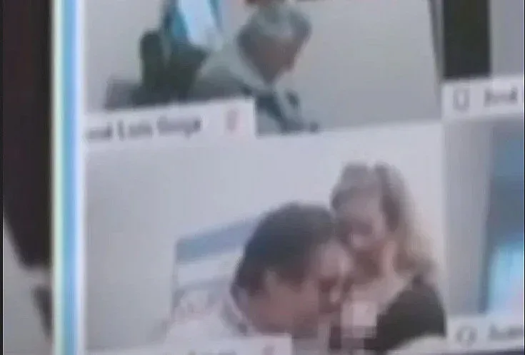 Депутат целува голи гърди в ефир /ВИДЕО 18+/