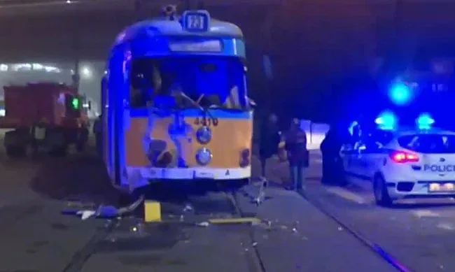 Тежък сблъсък между камион и трамвай в мъглата