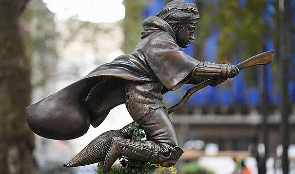 Издигнаха паметник на Хари Потър в Лондон